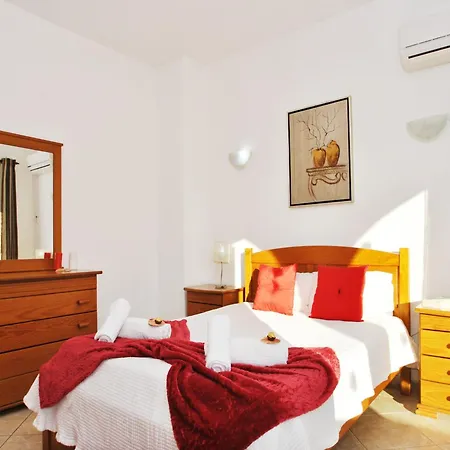 Villa In Algarve Near Sandy Beaches البوفيرا
